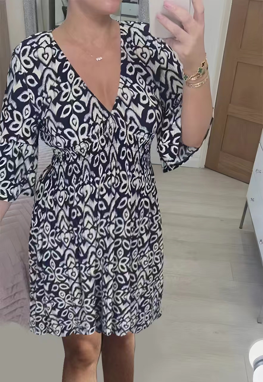 👗 Mini suknelė marginta V formos iškirpte 