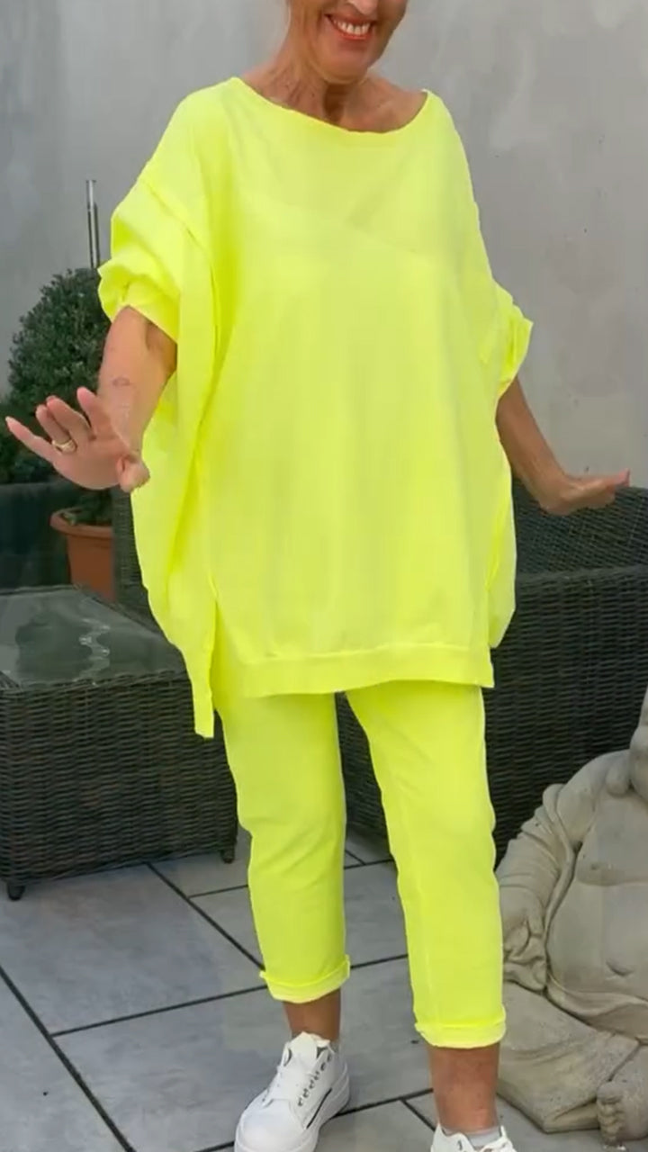 Γυναικείο καλοκαιρινό casual κοστούμι με στρογγυλή λαιμόκοψη, ανοιχτόχρωμο και σκίσιμο-GR