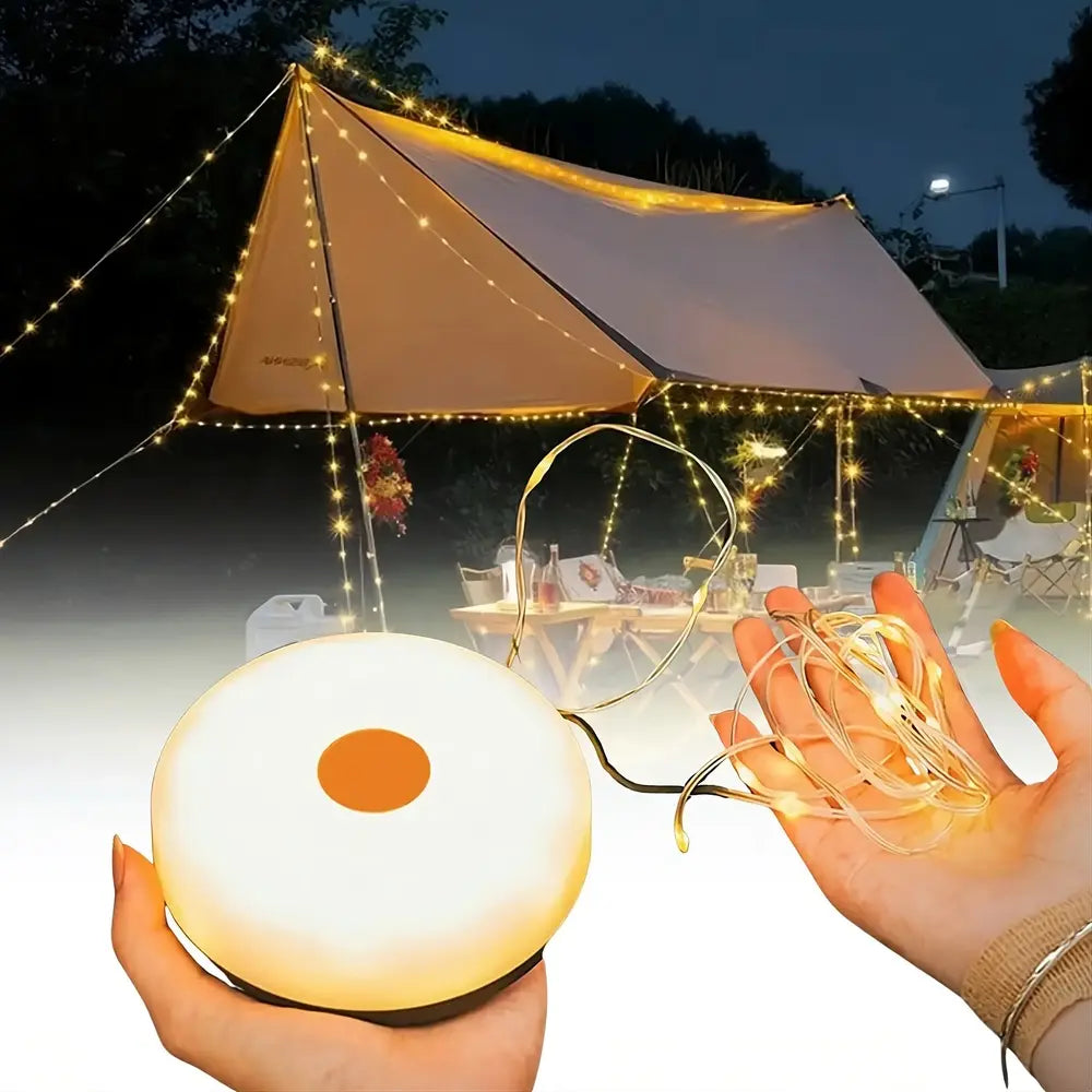 „Camp Lamp™“💡 10 metrų ištraukiama lempučių girlianda 🔋 8 valandų baterijos veikimo laikas 🌈 Keli spalvų nustatymai ⚙️ Surinkama per kelias sekundes-LT