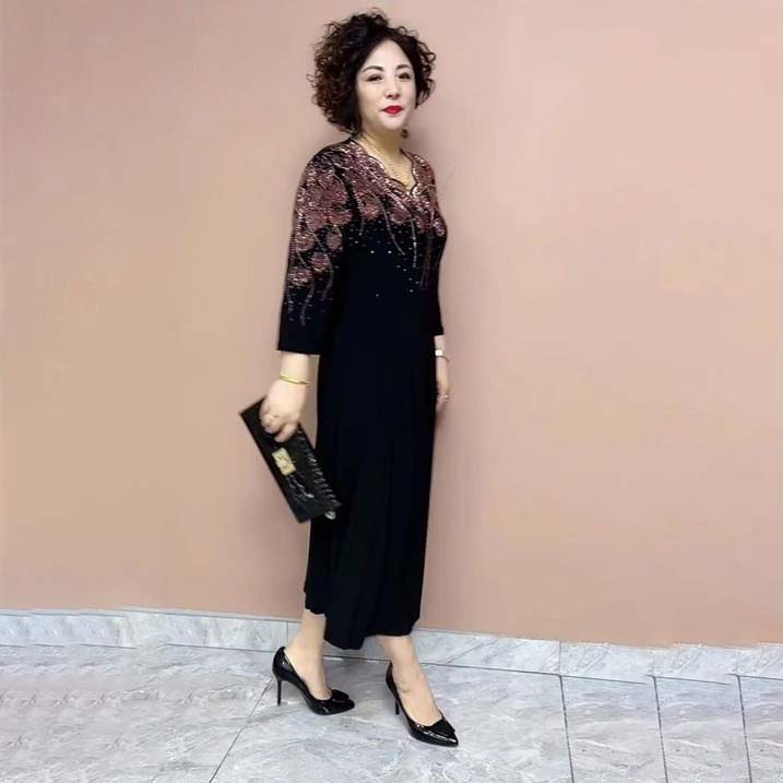 Elegantiškos moteriškos suknelės su blizgia iškirpte 