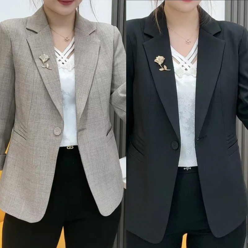 Elegantiškas, priglundantis švarkas su gėlės formos sage-LT