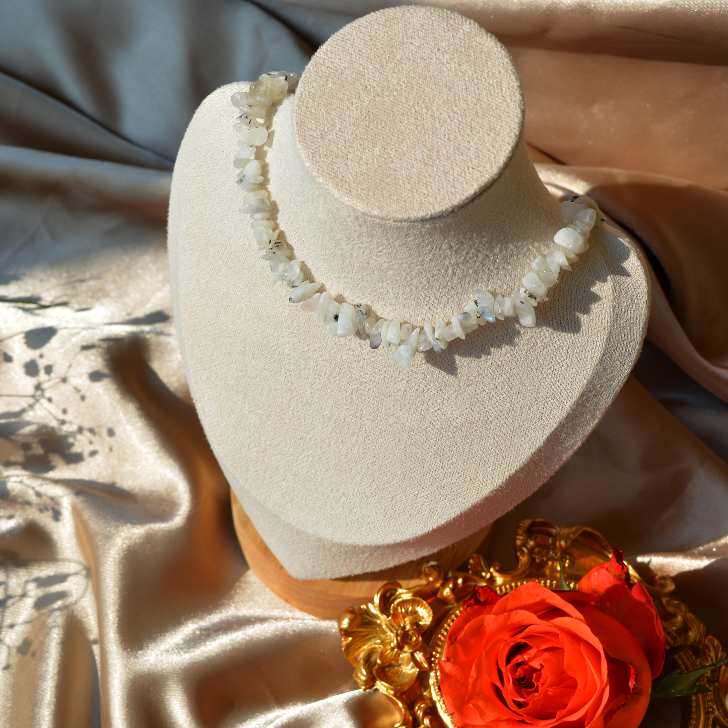 Moonstone choker karoliai