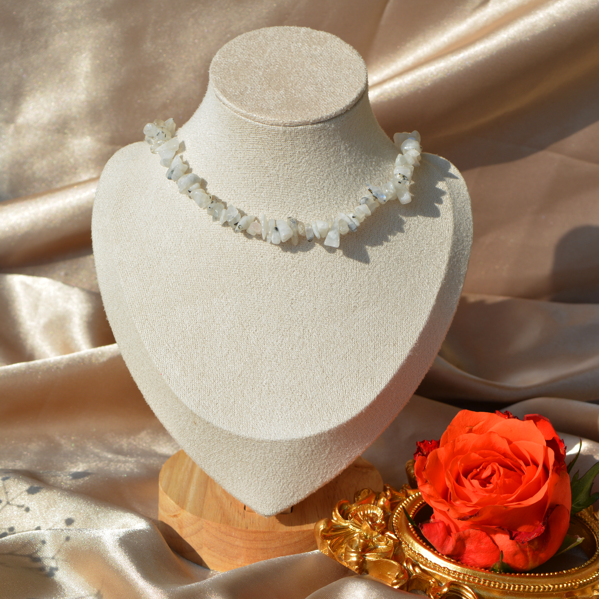 Moonstone choker karoliai