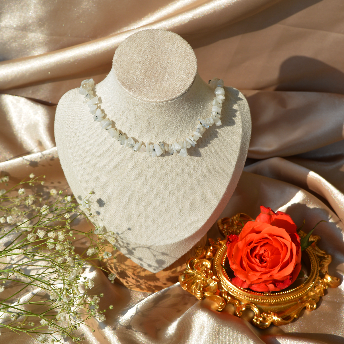 Moonstone choker karoliai